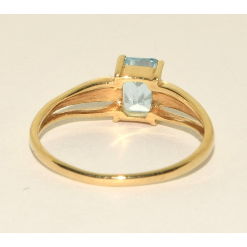 265 - 9ct gold ladies Aquamarine ring size O