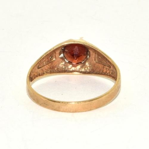 275 - 9ct gold gents signet ring with garnet single stone size Q