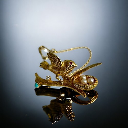 504 - An 18ct Gold ladies 'Bird & nest' brooch.Hand engraved and set with a Diamond, Turquoise. With s... 