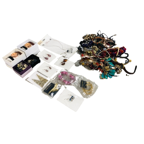 135 - Collection of Costume Jewellery