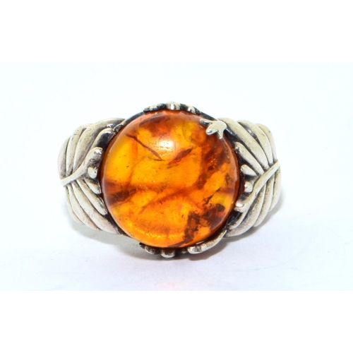 217 - 925 silver vintage Amber single stone ring with leaf pattern to the side size R