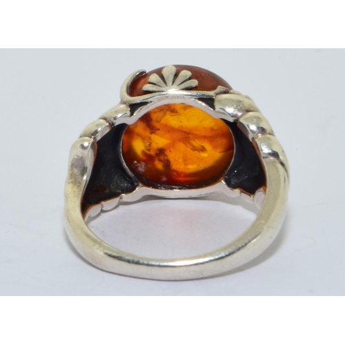 217 - 925 silver vintage Amber single stone ring with leaf pattern to the side size R