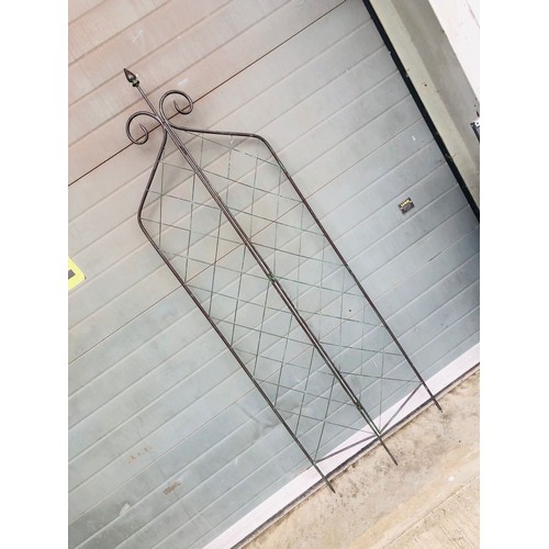 261 - Leaf Metal Garden Trellis 66cm High ref 4