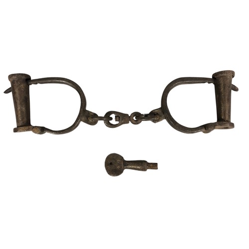 285 - Old metal rustic metal handcuffs ref 68