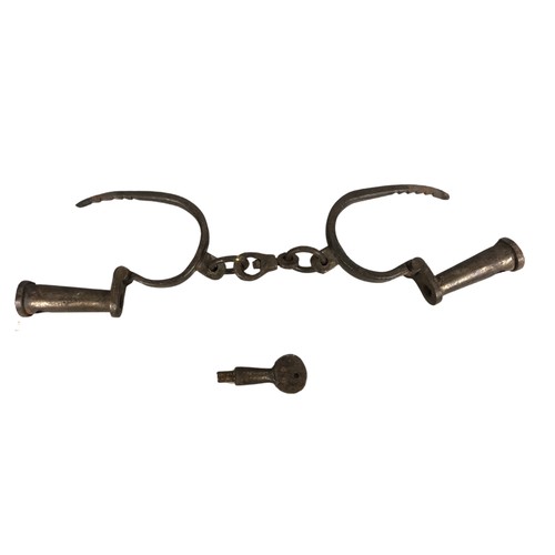 285 - Old metal rustic metal handcuffs ref 68