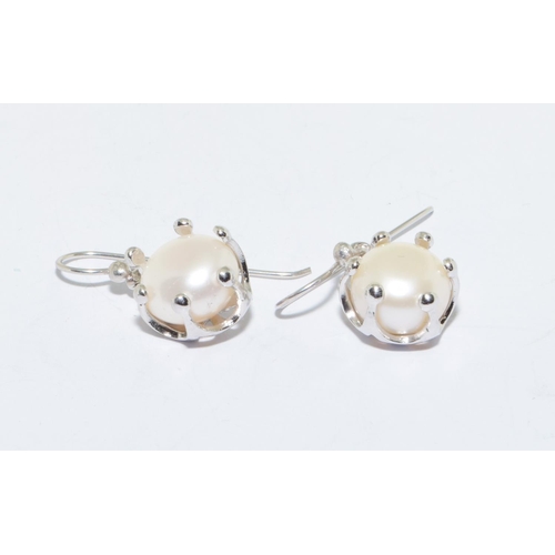 241 - A pair of fresh water pearl earrings 