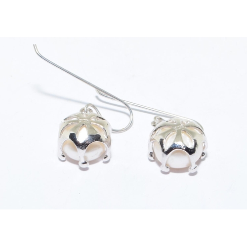 241 - A pair of fresh water pearl earrings 