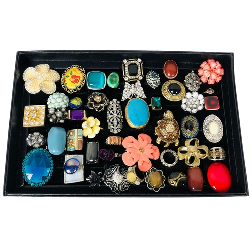 103 - Tray of vintage Costume Rings