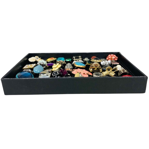 103 - Tray of vintage Costume Rings