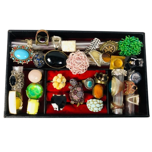 100 - Jewellery box tray of vintage costume rings