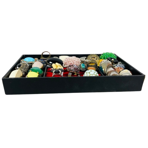 100 - Jewellery box tray of vintage costume rings