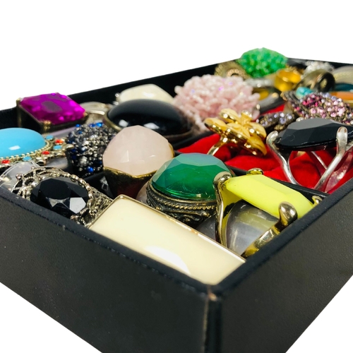 100 - Jewellery box tray of vintage costume rings