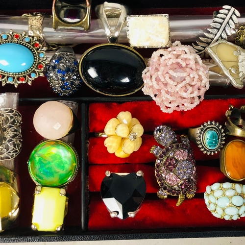 100 - Jewellery box tray of vintage costume rings