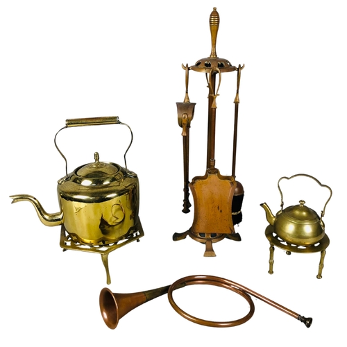 117 - Copper Fireside companion set, 2 brass kettles and trivets and a copper hunting horn.