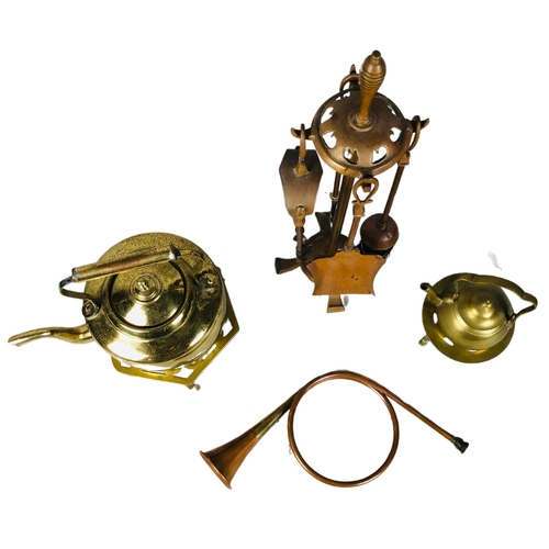 117 - Copper Fireside companion set, 2 brass kettles and trivets and a copper hunting horn.