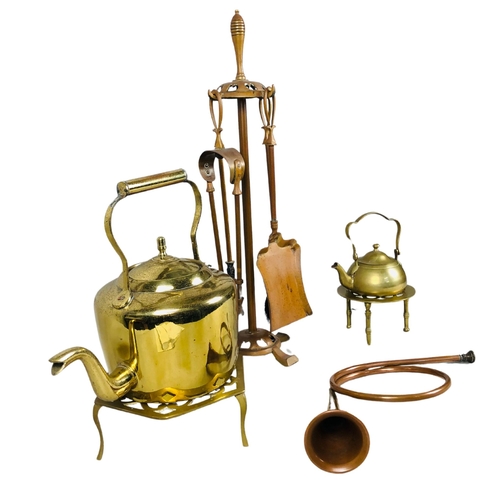 117 - Copper Fireside companion set, 2 brass kettles and trivets and a copper hunting horn.