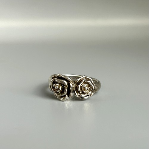 210 - 925 silver designer ring with a design of two flowers  size Q