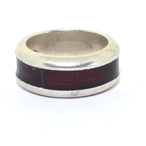 310 - 925 silver band with garnet set centre stones size N