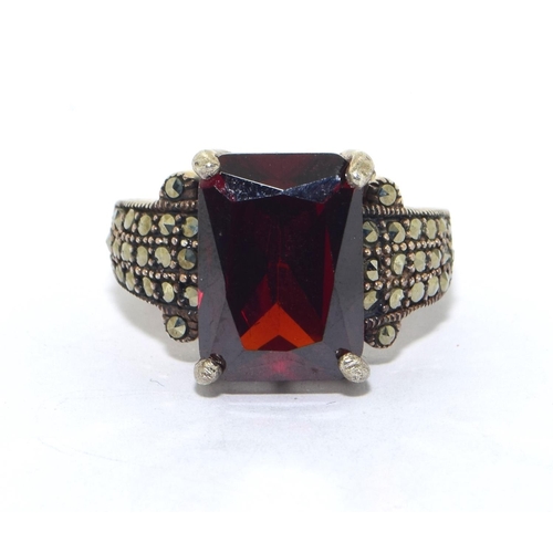 328 - 925 silver vintage square set garnet and marcasite cocktail ring size O