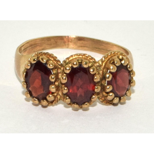 281 - 9ct gold ladies Antique 3 stone Garnet ring size R