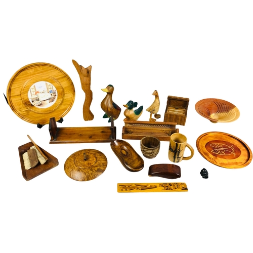 105 - Collection of vintage and modern carved polished wood items to include ducks, crumb catcher and brus... 