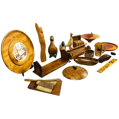 105 - Collection of vintage and modern carved polished wood items to include ducks, crumb catcher and brus... 