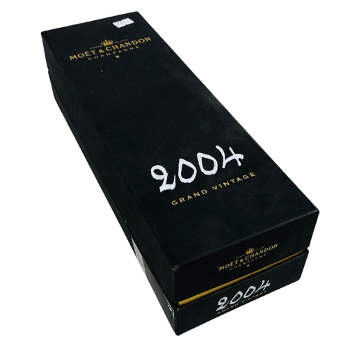 113 - Boxed bottle of Moët et Chandon 2004 Champagne