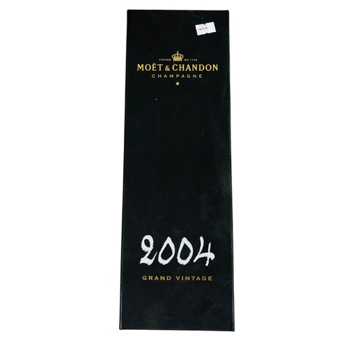 113 - Boxed bottle of Moët et Chandon 2004 Champagne