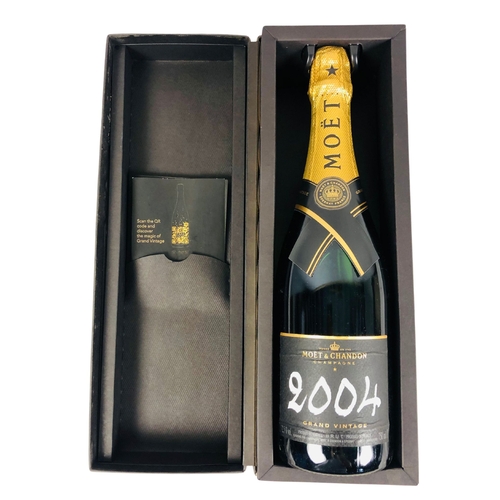 113 - Boxed bottle of Moët et Chandon 2004 Champagne