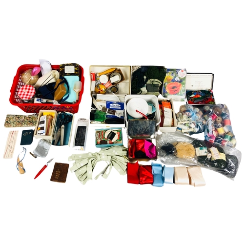 159 - assorted haberdashery items to include vintage wooden cotton reels, satin ribbon sewing tools, jar o... 