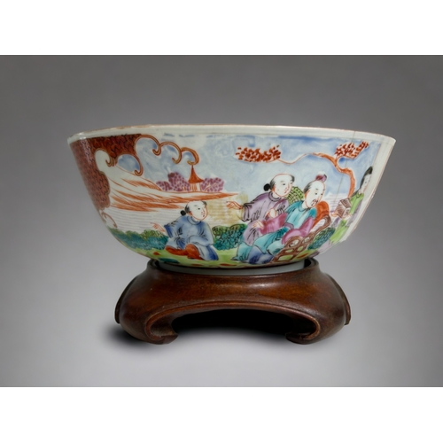 29 - A Chinese export porcelain bowl.18th century, Qianglong period. Hand painted. On wooden stand.8 x 20... 