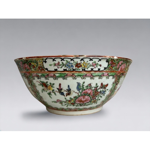 30 - A Chinese 'Canton' export porcelain fruit bowl.18th century, Qianglong period.12.5 x 30cm... 