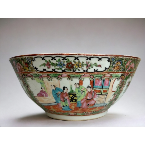 30 - A Chinese 'Canton' export porcelain fruit bowl.18th century, Qianglong period.12.5 x 30cm... 