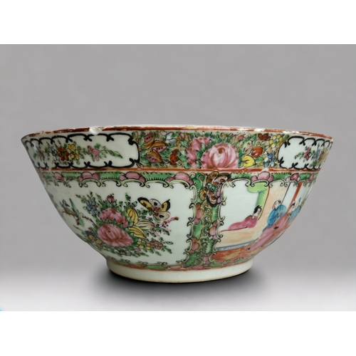 30 - A Chinese 'Canton' export porcelain fruit bowl.18th century, Qianglong period.12.5 x 30cm... 