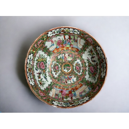 30 - A Chinese 'Canton' export porcelain fruit bowl.18th century, Qianglong period.12.5 x 30cm... 