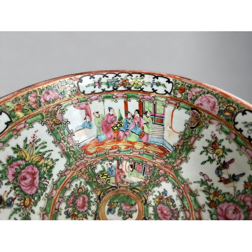 30 - A Chinese 'Canton' export porcelain fruit bowl.18th century, Qianglong period.12.5 x 30cm... 