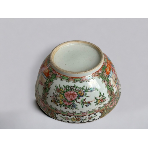 30 - A Chinese 'Canton' export porcelain fruit bowl.18th century, Qianglong period.12.5 x 30cm... 