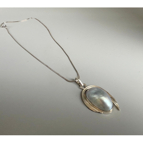 343 - A sterling silver & Mother of pearl pendant necklace.