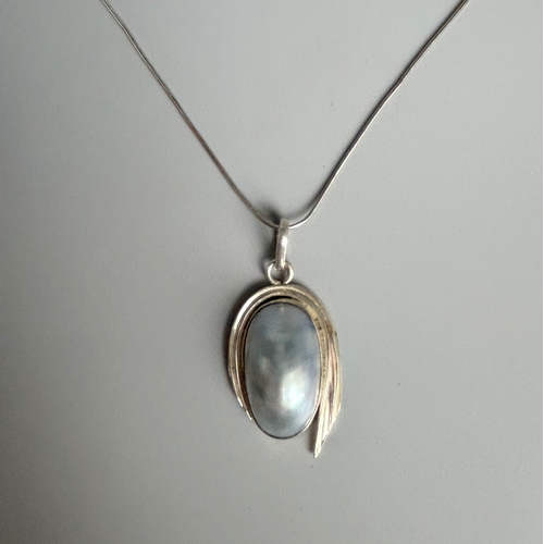 343 - A sterling silver & Mother of pearl pendant necklace.