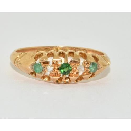 501 - 18ct gold ladies antique Emerald and Diamond 5 stone ring size N