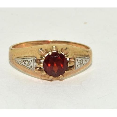 505 - 9ct gold gents signet ring with garnet single stone size Q