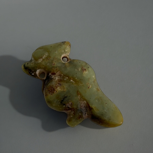 795 - A Chinese carved green Jade bird pendant.Qing dynasty, 19th century.Together with four Mother of pea... 