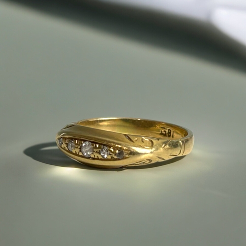 422 - An 18ct gold & Diamond ladies ring.Antique set with five diamonds.Size -