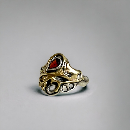 428 - An unusual 9ct gold & silver ring.Silver base, overlaid with 9ct gold (tested)  and set with a g... 