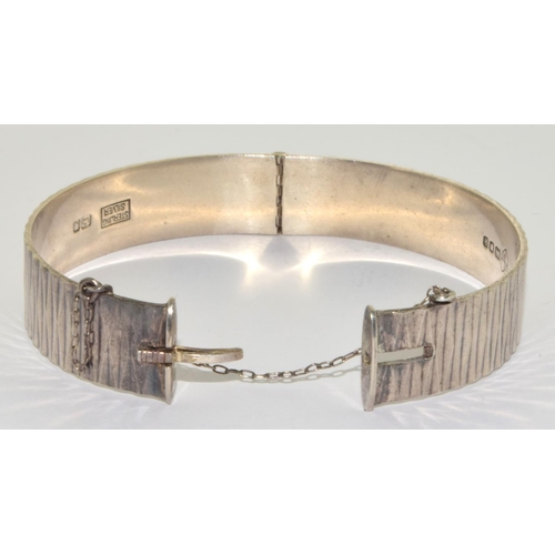 287 - 925 silver ladies bangle with bark outer design