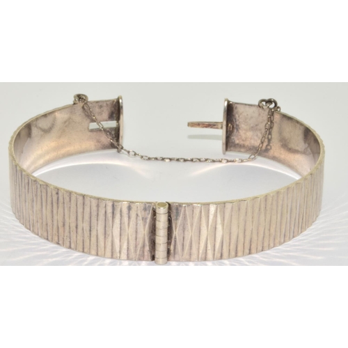 287 - 925 silver ladies bangle with bark outer design