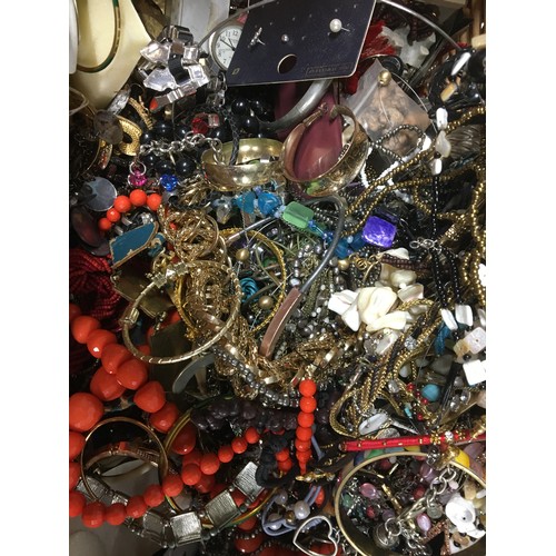 438 - Wicker basket of costume Jewellery. Vintage and Later unsorted. Bangles, Necklaces etc10.97 kg