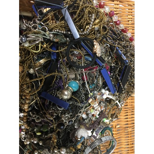 438 - Wicker basket of costume Jewellery. Vintage and Later unsorted. Bangles, Necklaces etc10.97 kg