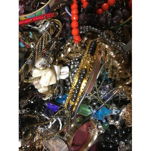 438 - Wicker basket of costume Jewellery. Vintage and Later unsorted. Bangles, Necklaces etc10.97 kg