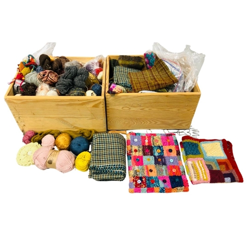 561 - Collection knitting and haberdashery items.